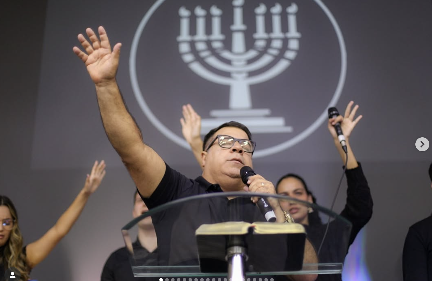Pastor no altar do Ministério Shekinah