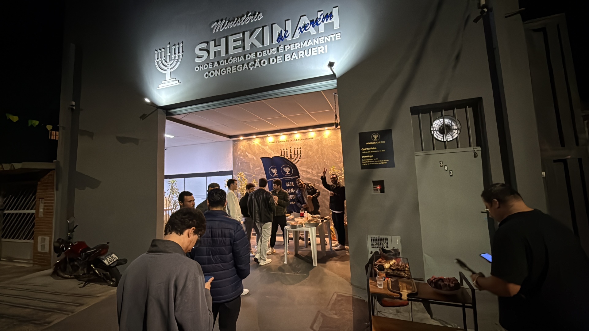 Fachada do Ministério Shekinah em Barueri à noite